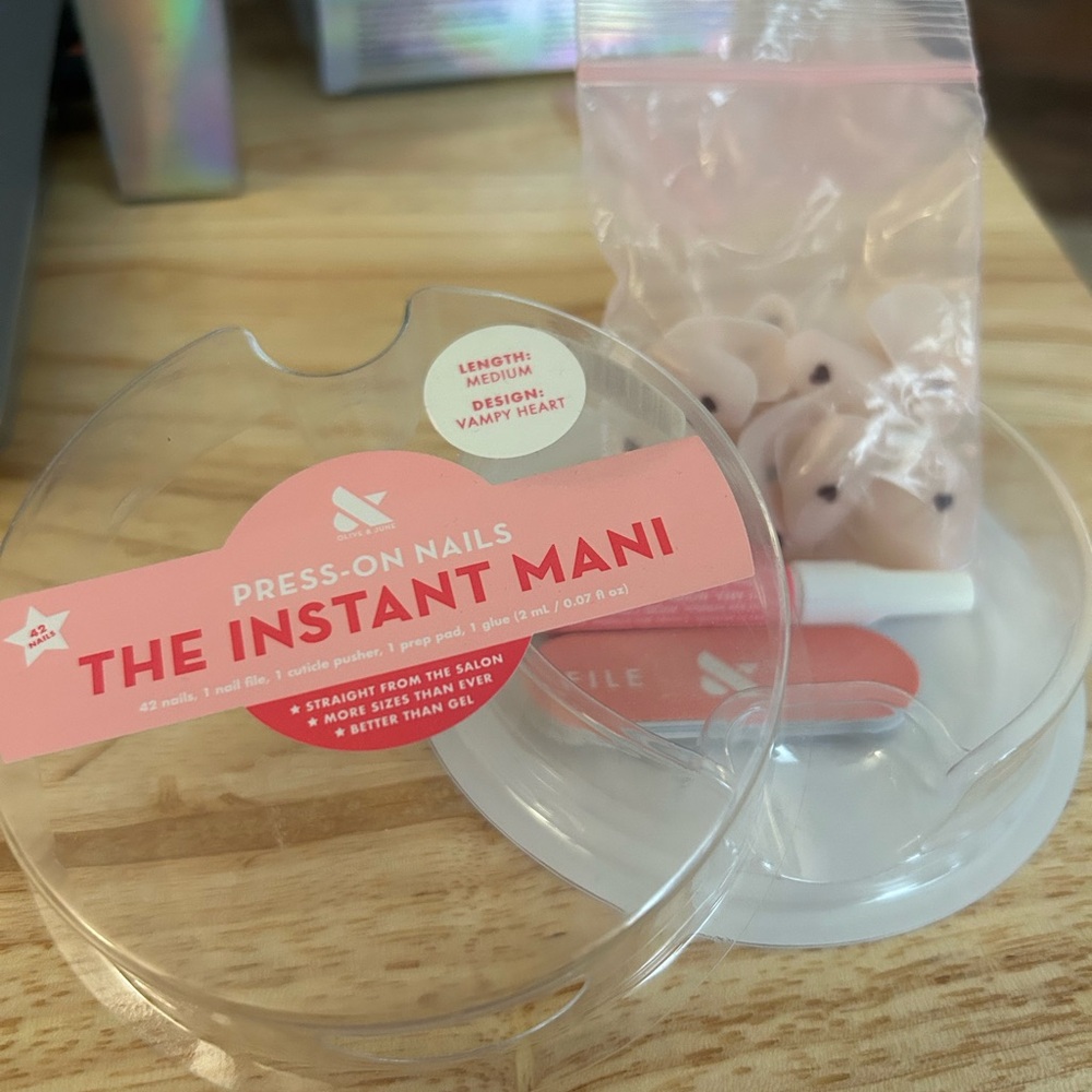 The Instant Mani Press-On Nails - Vampy Heart- Medium Length